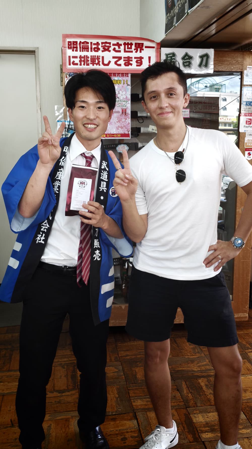 Nicolás bringing Kitsu Coffee to a friend in Japan